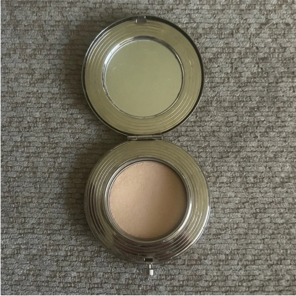 MAC Hello Kitty Compact Mirror Kouture medium plus sheer mystery powder Vintage